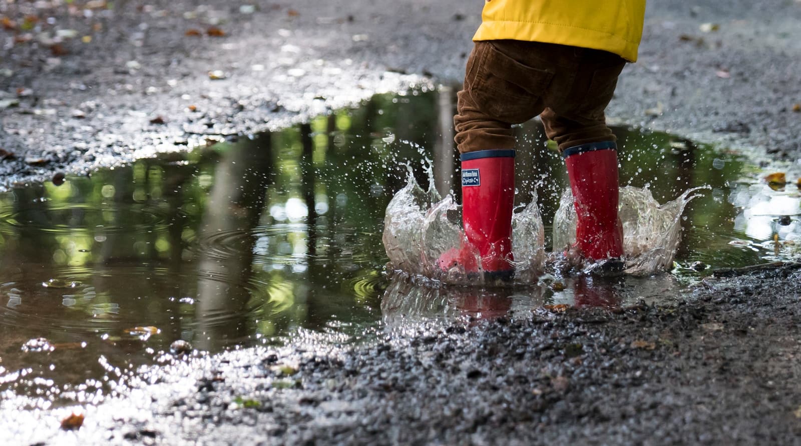 Une paire de bottes rouges posée dans quelques centimètres d'eau.